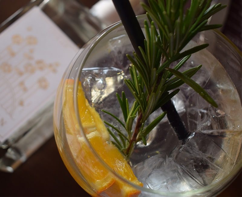 Cocktail met sinaasappel en rozemarijn bij Osteria Pomodoro
