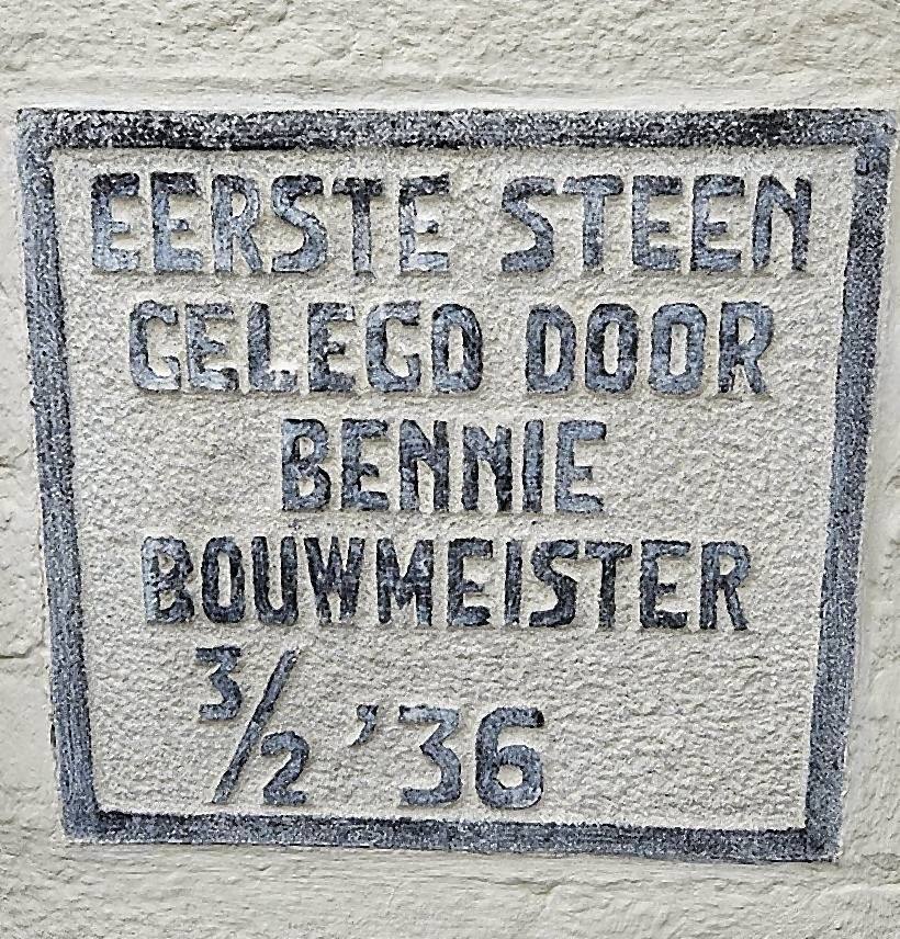 De eerste steen van Het Witte Huis in Lent, gelegd door Bennie Bouwmeister op 3 februari 1936