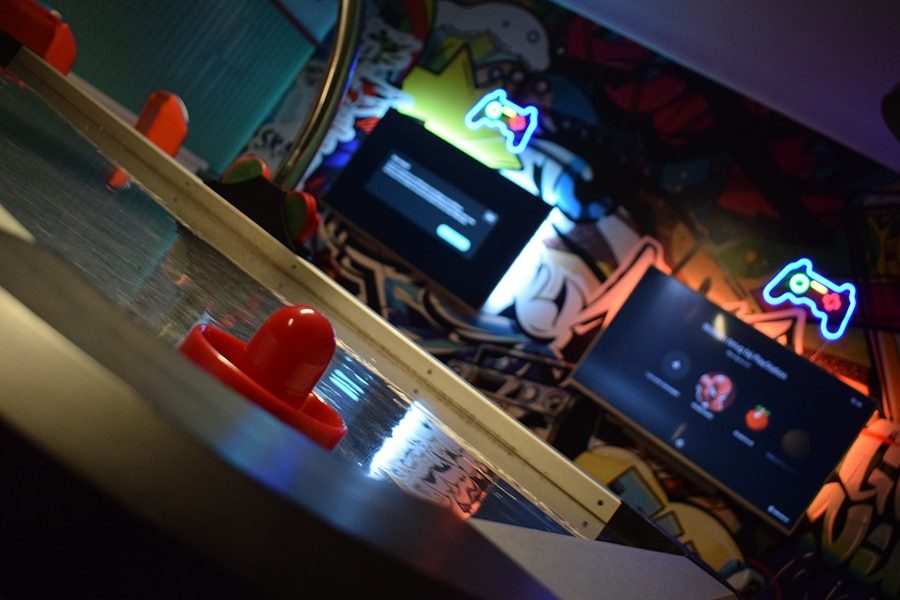 Airhockey en gameconsoles in de loungehoek van Osteria Pomodoro