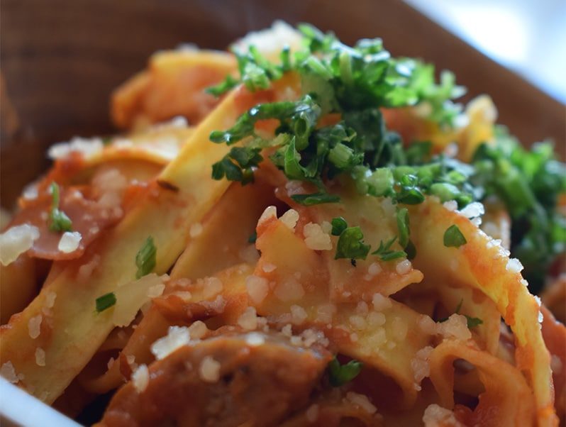 Verse pasta met tomatensaus en Parmezaan bij Osteria Pomodoro in Lent
